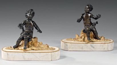 null Paire de statuettes en bronze ciselé, doré ou patiné, figurant des amours assis...