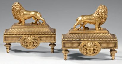 null Belle paire de chenets en bronze ciselé et doré, à décor de lion. Leur tête...