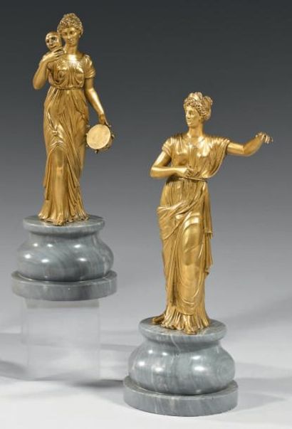 null Paire de statuettes en bronze ciselé et doré, figurant des femmes drapées à...