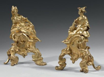 null Paire de chenets en bronze ciselé et doré, à décor de chinois, assis sur des...