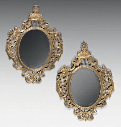 null Paire de miroirs ovales, à fond de mercure, dans des cadres en cuivre estampé...