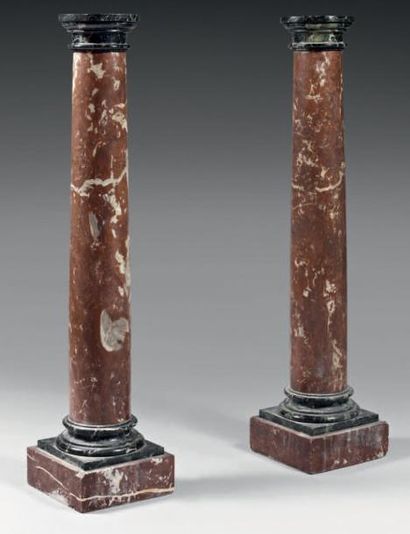 null Paire de colonnes en marbre brèche rouge, à chapiteau et base moulurés de marbre...