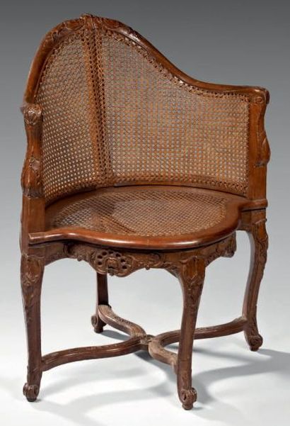 null Beau fauteuil de bureau à large assise, en bois naturel mouluré et sculpté de...