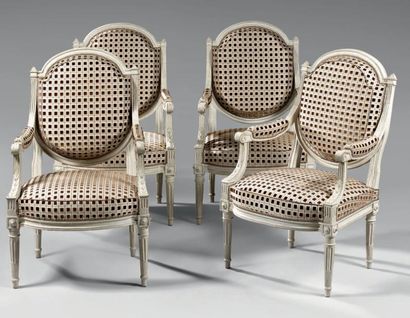 null Suite de quatre fauteuils à dossier plat en écusson, en bois sculpté rechampi...