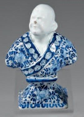 BERLIN Buste d'un chinois sur socle quadrangulaire décoré en camaïeu bleu d'un vêtement...
