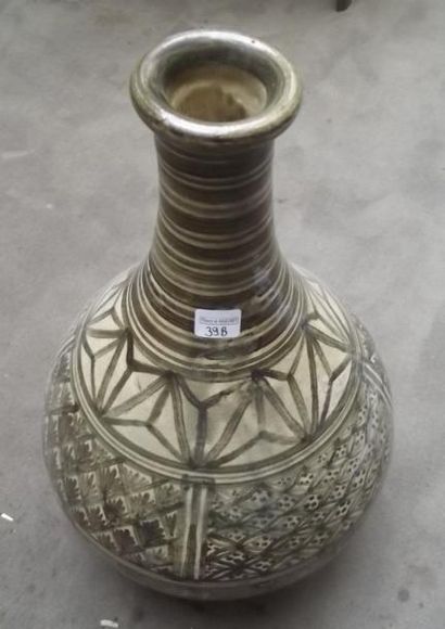 null Vase en grès émaillé, à décor en camaïeu brun, de branchages et de dessins géométriques...