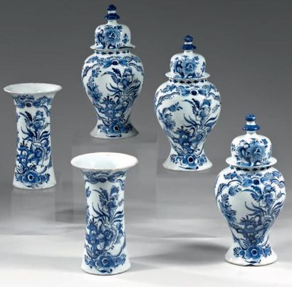 DELFT Garniture comprenant trois potiches couvertes de forme balustre et deux vases...