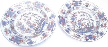 BAYEUX Deux assiettes décorées dans la palette Imari de bambous et chrysanthèmes...
