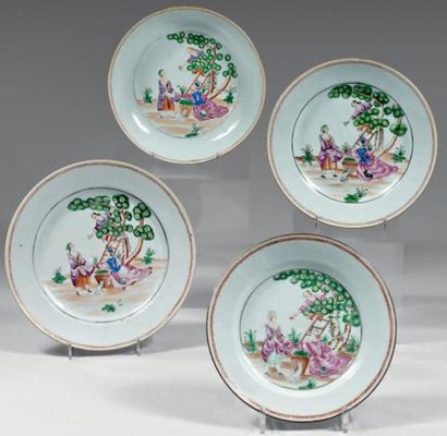 null CHINE DE COMMANDE. Un plat, une coupe et deux assiettes rondes décorés en polychromie...