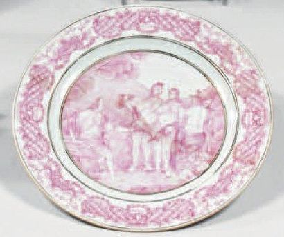 null CHINE DE COMMANDE. Très rare assiette décorée en camaïeu rose d'une scène mythologique...