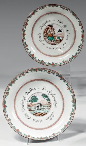 null CHINE DECORE AUX PAYS-BAS Deux rares coupes traitées en polychromie de scènes...