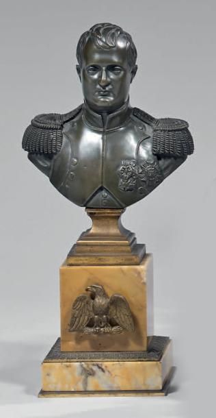 null Buste de l'Empereur Napoléon 1er en bronze patiné; socle en marbre veiné, orné...