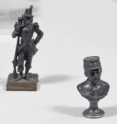 null Une petite statuette: Soldat d'infanterie en pied du Second-Empire, en bronze...