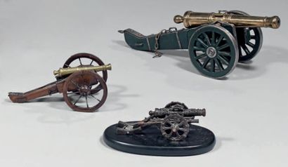 null Trois petites maquettes de canons, deux de type Valée, tubes en laiton, affûts...