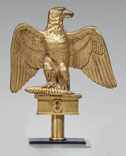 null Aigle de drapeau modèle 1815 en bronze doré; caisson numéroté: "8"; support...