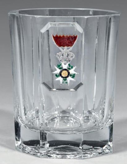 null Verre gobelet en cristal moulé et taillé, à pans, orné d'une croix de chevalier...