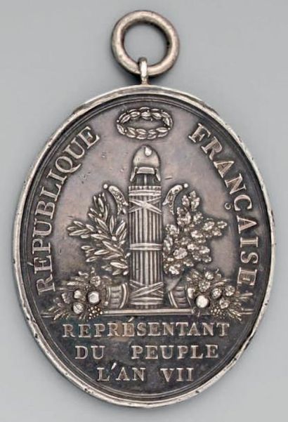 null Médaille ovale en argent, agrémentée d'une bélière, gravée par Gatteaux, règlement...