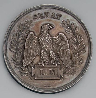 null Médaille ronde en argent: "SÉNAT", aigle sur un caisson marqué: "L. N", gravée...