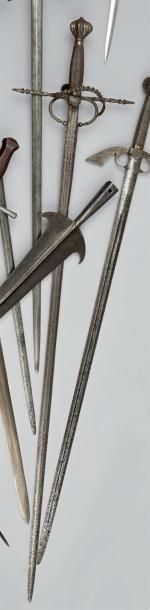 null Deux épées de style XVIIe, gardes en fer dont l'une à grande coquille ronde...