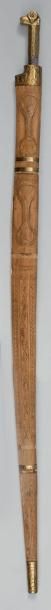 null Une grande flissa avec son fourreau de bois sculpté; longueur 103 cm; époque,...