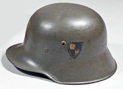 null Un casque allemand en tôle d'acier couleur kaki, cocarde en forme d'écu à quatre...