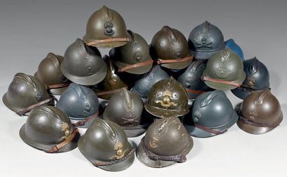 null Un casque Adrian modèle 1915, d'infanterie, en tôle d'acier peinte gris bleu;...