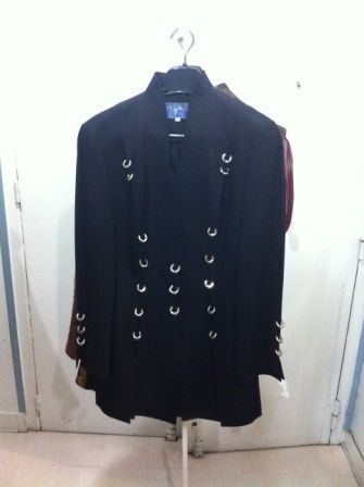 Thierry MUGLER, ANONYME Lot composé d'une veste longue en lin et viscose noir orné...