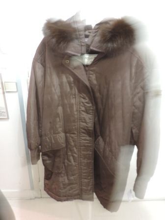 Yves Saint LAURENT Fourrures Parka zippée en nylon de soie marron doublé de castorette...