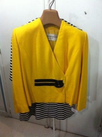 Pierre BALMAIN, Nina Ricci Lot composé d'une veste en toile jaune, décolleté en V,...