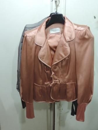 Yves SAINT LAURENT par Tom Ford Lot de deux vestes identiques, l'une en satin rose,...