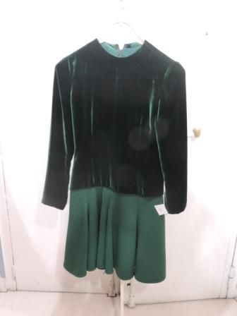 VALENTINO Couture circa 1990 Robe, bustier en velours vert jusqu'aux petites hanches,...