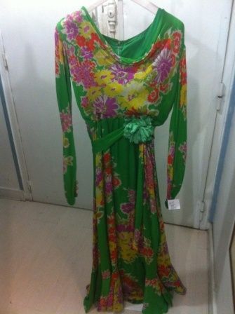 ANONYME Robe longue en soie imprimée à motif floral multicolore sur fond vert, décolleté...