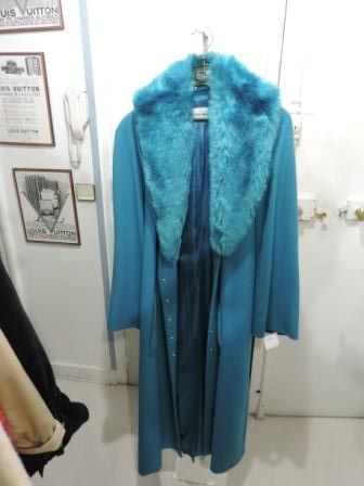 MUGLER circa 1989/1990 Manteau en lainage turquoise, col châle en fourrure synthétique...