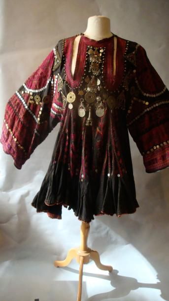 null Robe de mariée « Jumlo », peuple Shin, Kohistan, début XXe siècle. Coton richement...