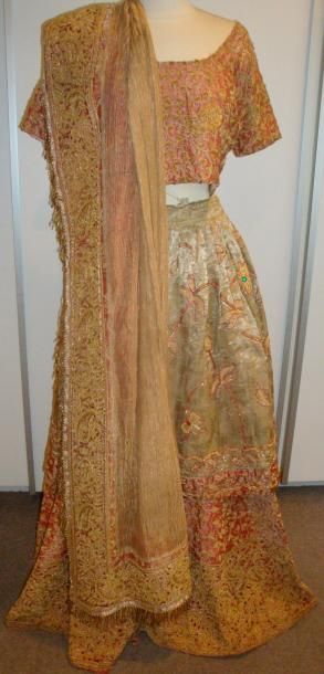 null Robe de mariée Lehenga Choli en Zardosi or, Inde, XXe siècle. Crêpe de soie...