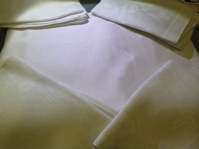 null Grande nappe Art-Nouveau et ses 12 serviettes. Coton damassé au décor de papillons,...