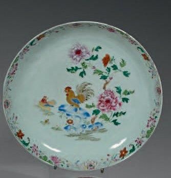 CHINE Epoque QIANLONG (1736 - 1795) Coupe en porcelaine décorée en émaux polychromes...
