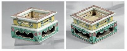 CHINE - Début XIXème siècle Deux présentoirs de forme carrée en porcelaine émaillée...