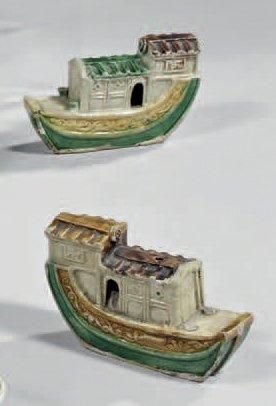 CHINE Epoque KANGXI (1662 - 1722) Deux compte-gouttes en forme de bateau en porcelaine...
