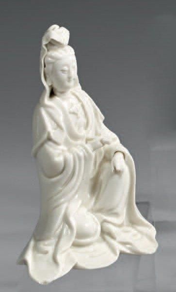 CHINE Epoque KANGXI (1662 - 1722) Statuette de Guanyin assise et tenant un rouleau...