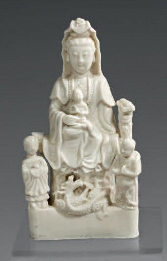CHINE Epoque KANGXI (1662 - 1722) Statuette de Guanyin assis en porcelaine émaillée...