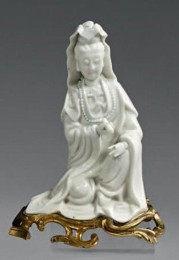 CHINE Epoque KANGXI (1662 - 1722) Statuette de Guanyin assis et tenant un rouleau...
