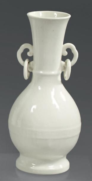 CHINE Epoque KANGXI (1662 - 1722) Vase de forme balustre à deux anses supportant...