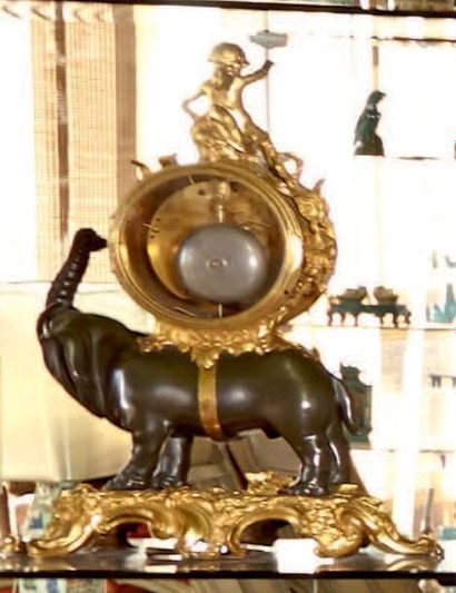 null Pendule dite «à l'éléphant», en bronze ciselé et doré ou patiné. Le cadran et...