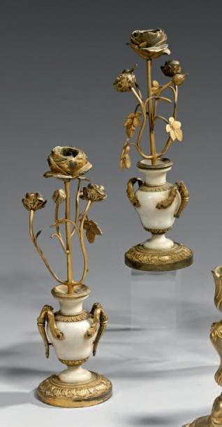 null Paire de bougeoirs, en marbre blanc et bronze ciselé et doré, en forme de vase,...