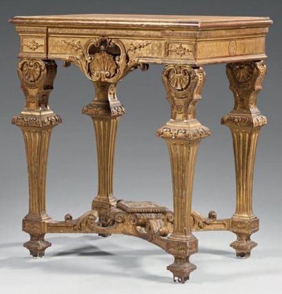 null Console ou piètement de cabinet, en bois sculpté et doré, à ceinture ajouré,...