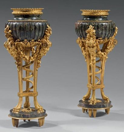 null Paire de vases montés en lampe, en marbre serpentin. Belles montures de bronze...
