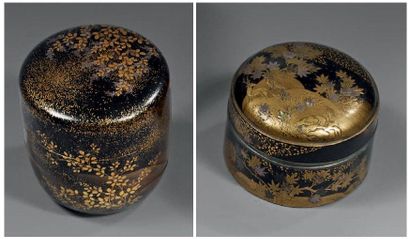JAPON - XIXème siècle Deux kobako de forme ronde en laque noir décoré en hira maki-e...