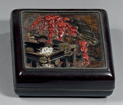 JAPON Epoque EDO (1603 - 1868) Kobako de forme carrée en laque or et noir décoré...
