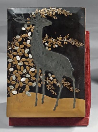 JAPON - XIXème siècle Suzuribako en laque noir décoré en hira maki-e de laque or...